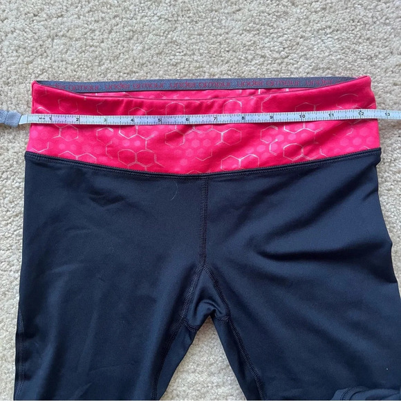 ✨Under Armour HeatGear Women’s Pink Fitted Capri Leggings - Size XS - EUC - Picture 5 of 6